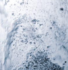 Obraz premium Auto glass in foam and water at a car wash as a backdrop