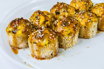 Rice rolls with sesame seeds and sauce