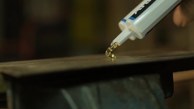 mixing epoxy resin glue for wood