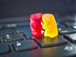 Gummibären auf Tastatur 