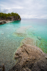 Bruce Peninsula National Park, Clear blue lake waters and white cliffs 