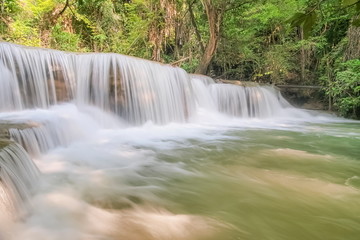 Obraz premium view of white silky water flowing around with green forest background, Huay Mae Khamin Waterfall floor 3th (Wang Nar Pha) Kanchanaburi, west of Thailand.