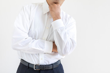 考え事をしているワイシャツを着た男性