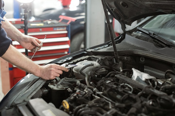 Plakat Hand of Mechanic technician service check antifreeze coolant fluid in garage