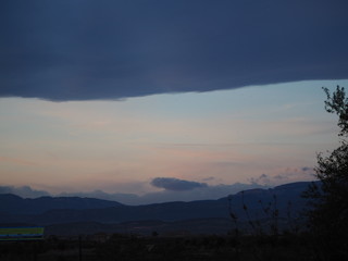 un rayo de luz bajo el cielo negro de mollerussa, lerida, españa, europa