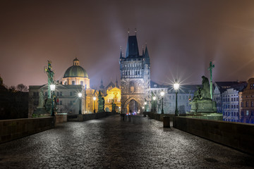 Fototapeta na wymiar Blick über die Karlsbrücke auf die Altstadt von Prag, Tschechien, in einer kalten Winternacht mit Nebel 