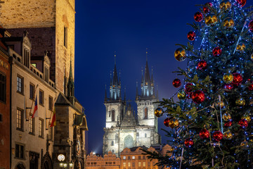 Fototapeta na wymiar Blick zur Marienkirche am alten Dorfplatz in Prag mit beleuchtetem Weiihnachtsbaum und Weihnachtsmarkt zur Adventszeit, Tschechische Republik