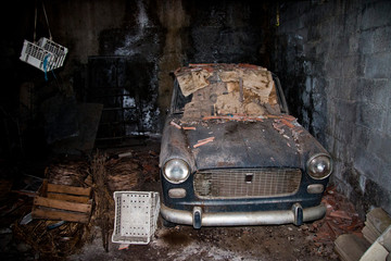 Auto abbandonata
