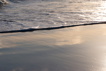 olas ronmpiendo en la arena de la playa