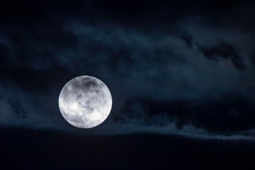 Vollmond bei Wolken