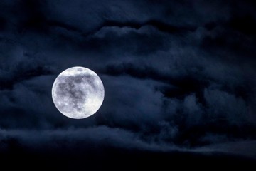 Vollmond bei Wolken