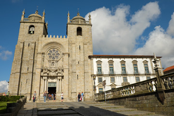 Fototapeta na wymiar Fachada de la catedral de la ciudad portuguesa de Oporto.