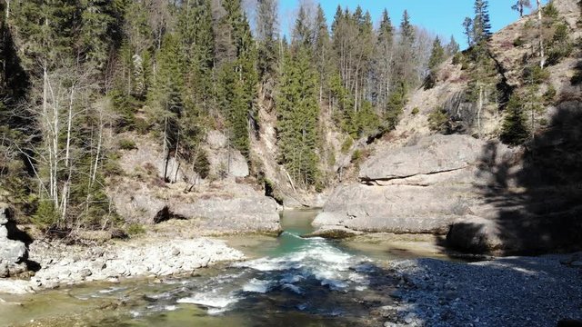 Niedrige Flugaufnahme Ammerschlucht und Ammerdurchbruch bei Saulgrub, bekannt als "Scheibum"