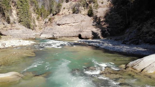 Ammerschlucht und Ammerdurchbruch bei Saulgrub, bekannt als "Scheibum", als Luftaufnahme im niedrigen Anflug