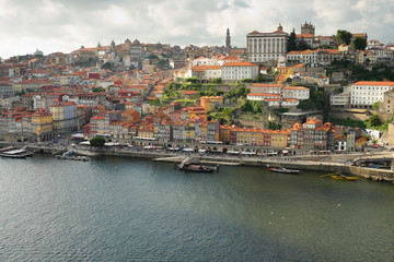 Fototapeta na wymiar Vista de la ciudad portuguesa de Oporto y el río Duero desde Vilanova de Gaia.