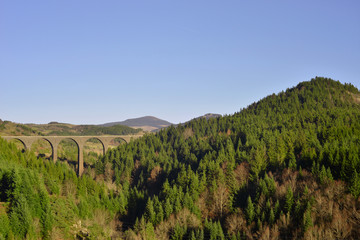 Viaduc de la Recoumène dans ses montagnes à Le-Monastier-sur-Gazeille (43150),  département de...