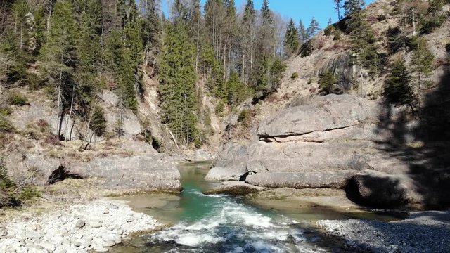 Ammerschlucht und Ammerdurchbruch bei Saulgrub, bekannt als "Scheibum", als Luftaufnahme im tiefen &Uuml;berflug