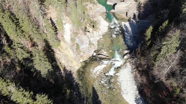 Ammerschlucht und Ammerdurchbruch bei Saulgrub, bekannt als "Scheibum", als Luftaufnahme im Steigflug