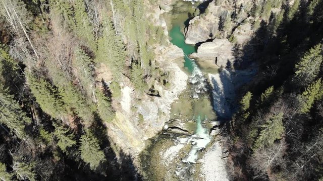 Ammerschlucht und Ammerdurchbruch bei Saulgrub, bekannt als "Scheibum", als Luftaufnahme sinkend
