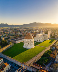 Veduta aerea di piazza dei Miracoli poco dopo l'alba