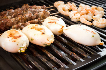 Shrimps, Souvlaki, Kalamari grillen