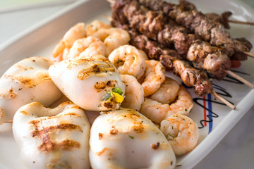 Shrimps, Souvlaki, Kalamari grillen © Michael