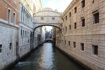 Fototapeta na wymiar Puente sobre un canal de Venecia