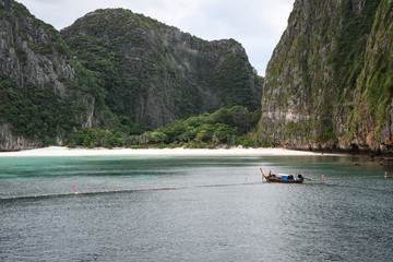 Obraz premium speedboat at mayabay