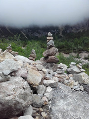 Steine aufgeschlichtet von Wanderern