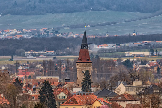 Falterturm von Kitzingen mit R&ouml;delsee im Hintergrund