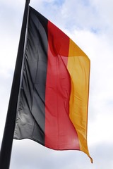 Deutsche Nationalfahne weht im Wind