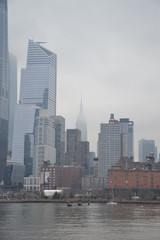 Obraz premium gratte ciel dans la brume à new york