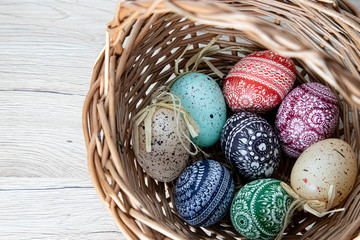 Jajka wielkanocne w koszyku, kolorowe ręcznie zdobione, kroszonki
