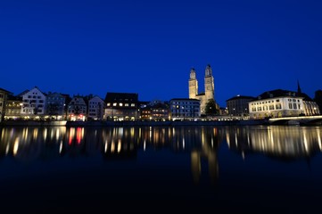 Obraz premium the old town of zurich switzerland on the limmat river at night with the grossmünster