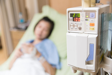 Saline machine and patient in hôspital ward