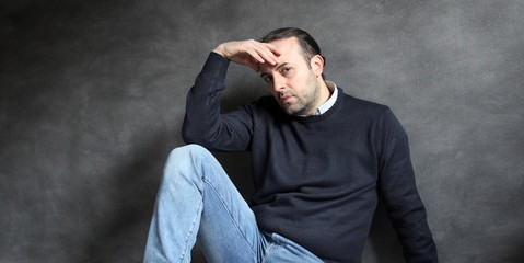 Uomo concentrato e preoccupato - business