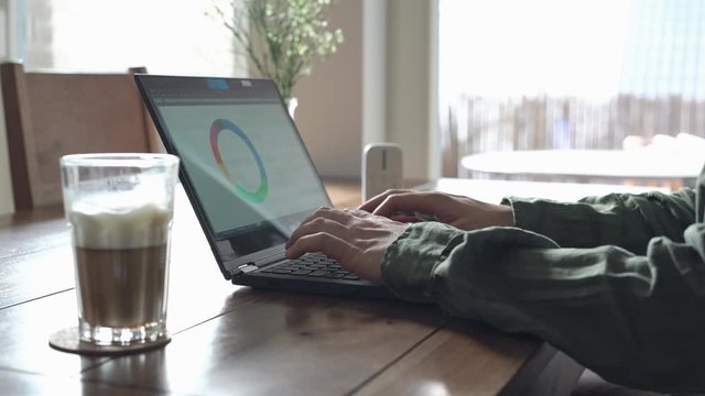 Homeoffice Mann tippt am Laptop