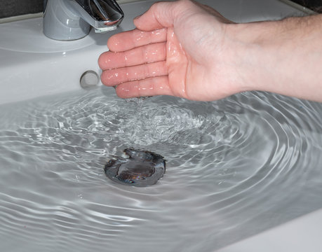 Sauberes Wasser und Seife für die Pflege der Hände