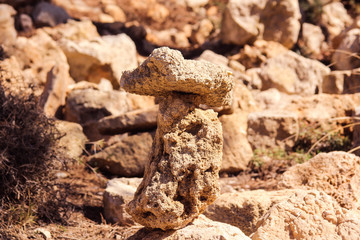 Steingebilde umgeben von Felsen
