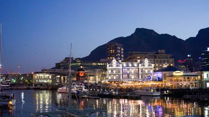 Fototapeta premium Kapsztad piękna scena z nabrzeża Wiktorii w Republice Południowej Afryki o zmierzchu wieczorem odbicie światła