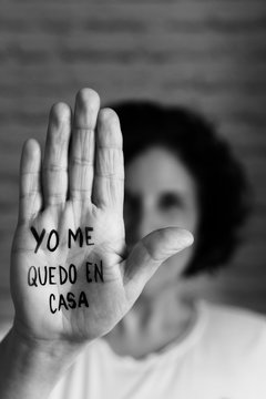 Mujer con eslogan contra el coronavirus covid19