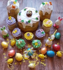 Fototapeta na wymiar easter cakes and eggs