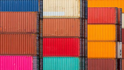 Obraz premium Colorful containers stacked in the harbor.