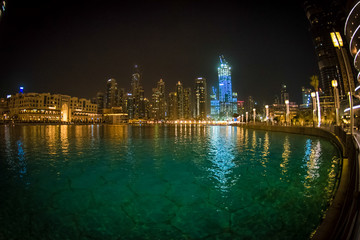 Lago em frente ao Burj Califa-Dubai