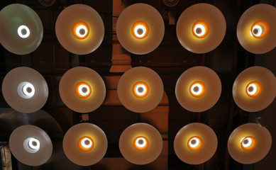 Luces modernas de la T4 del aeropuerto de Barajas.