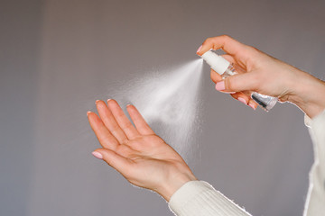 Hands applying alcohol spray or anti bacteria spray. Personal hygiene concept. Coronavirus. Cleaning hands with sanitizer gel. Prevent the spread of germs and avoid infections coronavirus. - obrazy, fototapety, plakaty
