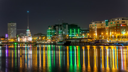 Obraz premium Beautiful night view scene Dublin city center old town Ireland cityscape reflection river Liffey long exposure 