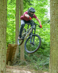 Fototapeta premium Flugshow mit dem Mountainbike im Wald