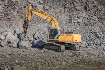 Obraz premium Tractor for crushing large stones in a quarry