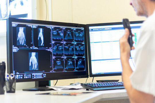 Radiographie &eacute;chographie m&eacute;decin radiologue diagnostic examen imagerie m&eacute;dicale au dictaphone